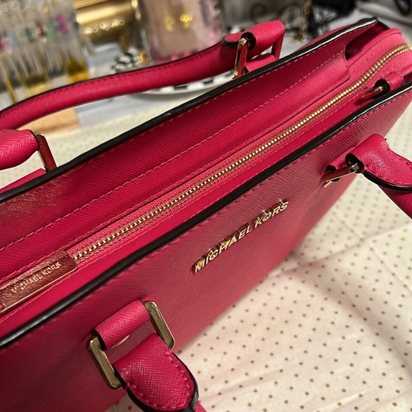 🔻MICHAEL Kors “Selma” Saffiano leather bag with zip top closure. - Picture 9 of 12